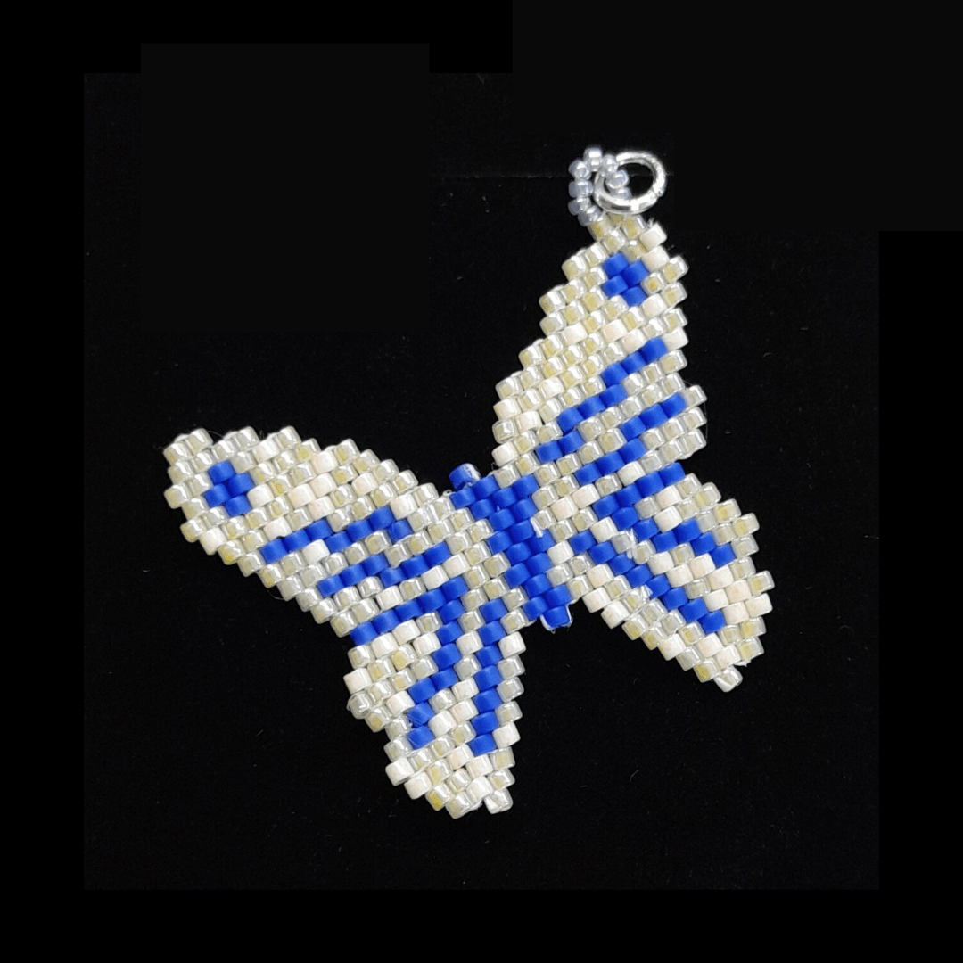 Ciondolo Farfalla bianca/blu di Crazycrochet 1 Ciondolo Farfalla bianca/blu di Crazycrochet